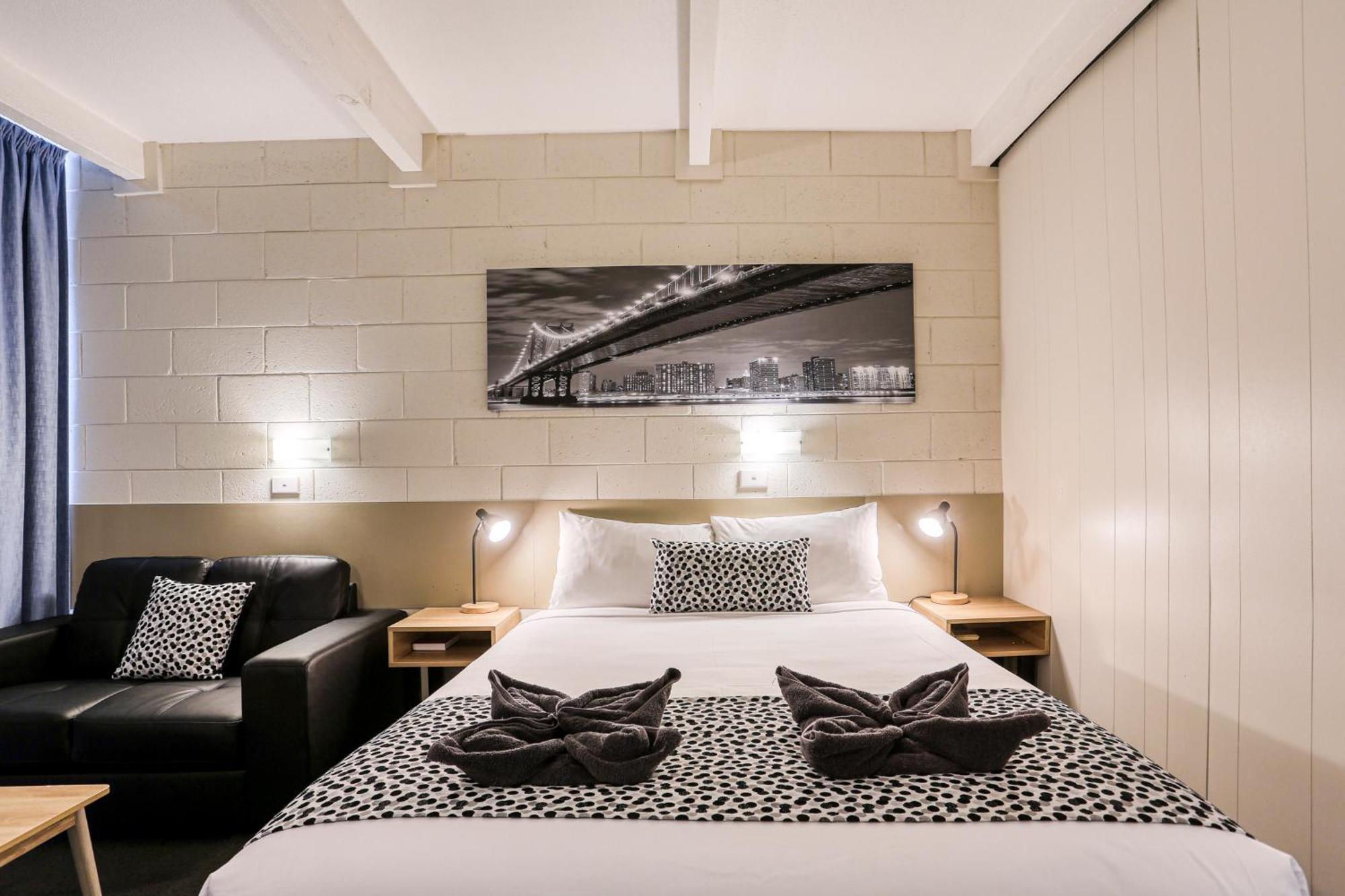 Castle Creek Motor Motel 4*