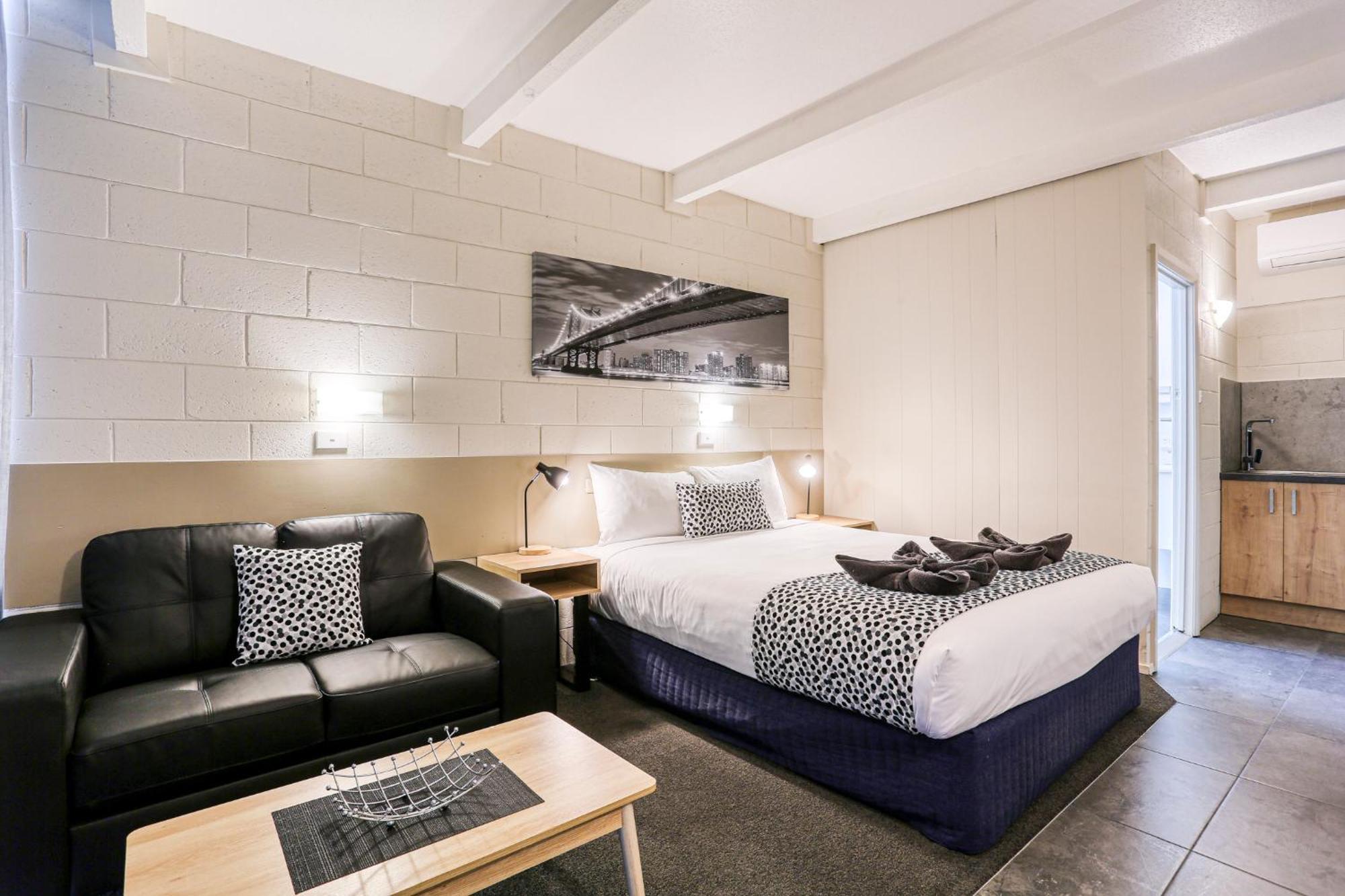 Castle Creek Motor Motel 4*