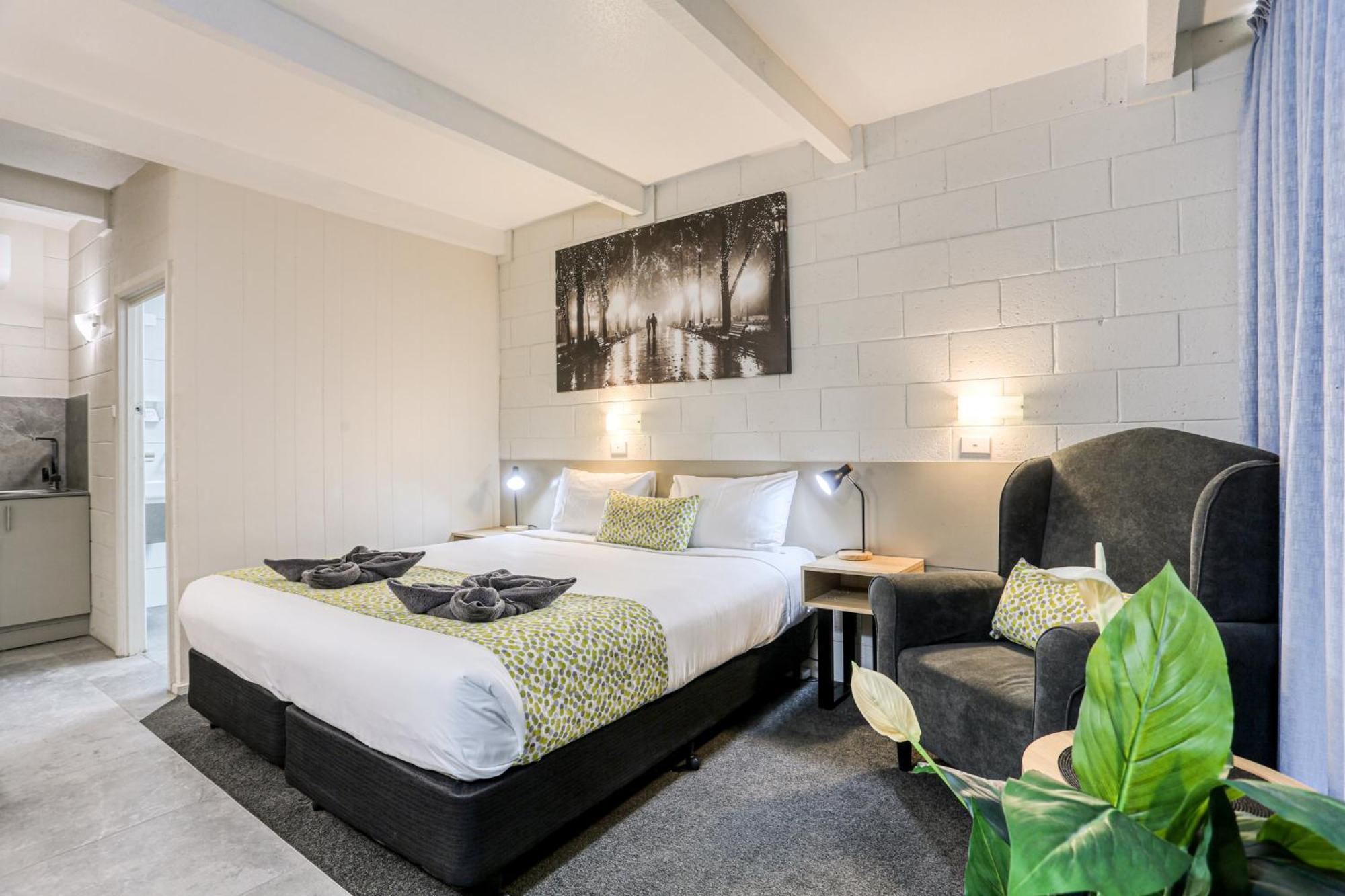 Castle Creek Motor Motel 4*