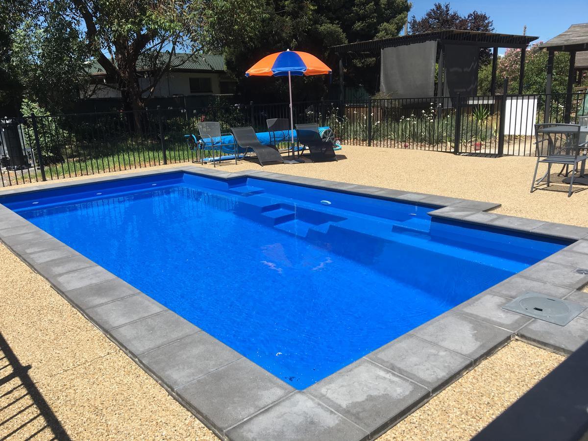 Castle Creek Motor Motel 4*