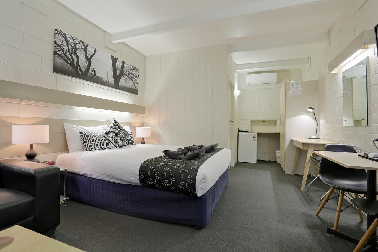 Castle Creek Motor Motel 4*