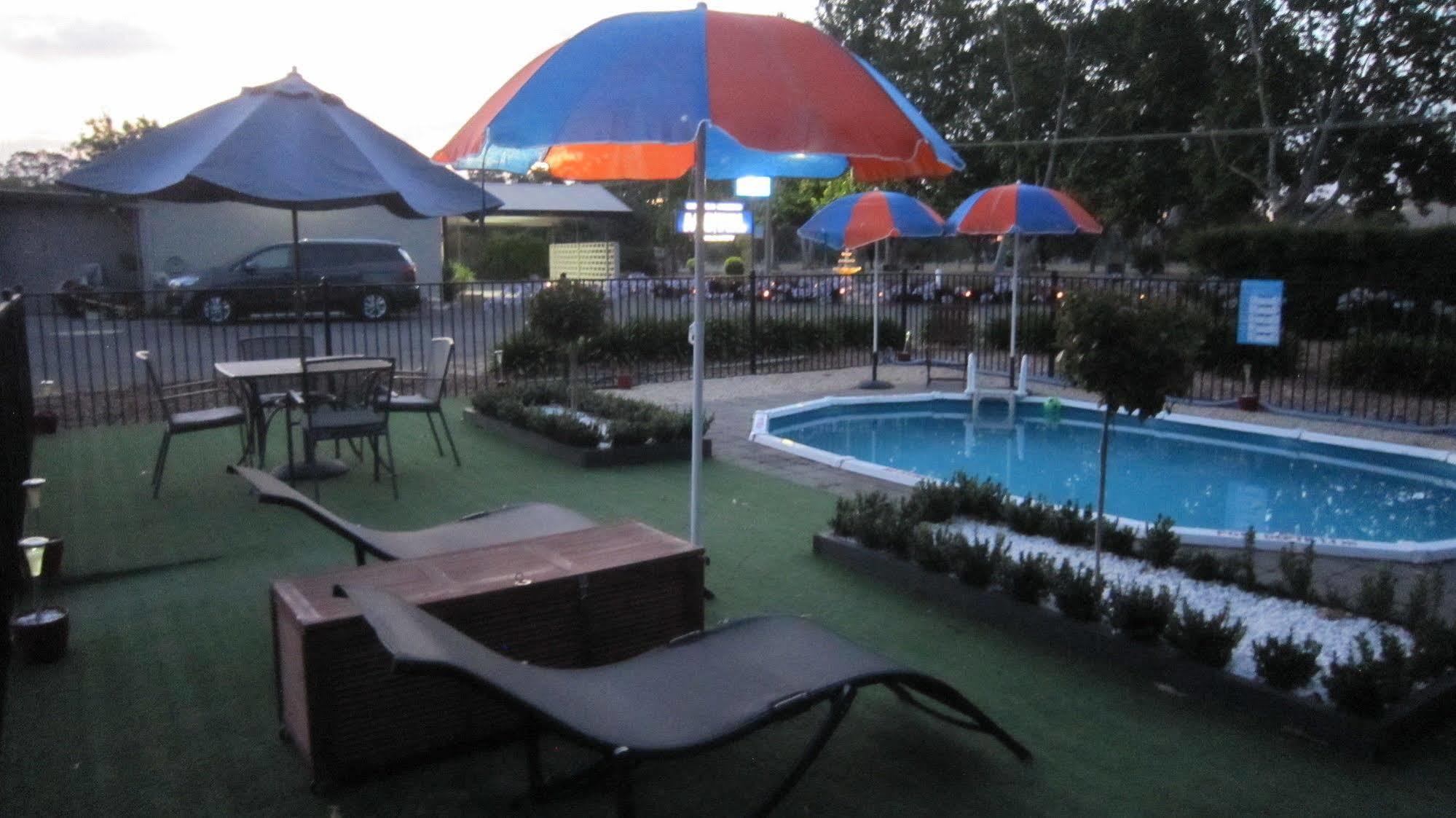 Castle Creek Motor Motel